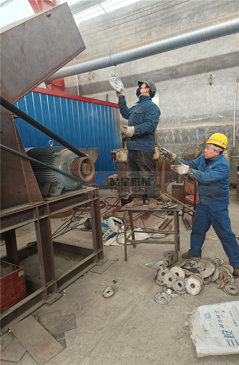 廢鋁破碎機(jī)對電加熱鋁板鋁加熱板破碎處理試機(jī) <a target='_blank'><span>廢鋁破碎機(jī)</span></a>對電加熱鋁板鋁加熱板破碎處理試機(jī)